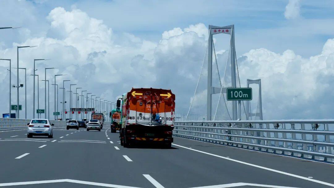 深中通道通車，盈峰環(huán)境掃路車護(hù)航國(guó)家重大工程